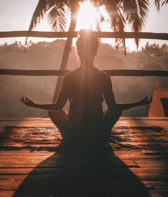 Moça meditando